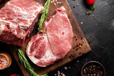 Tahta tahtada çiğ domuz eti ve baharat.