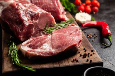 Tahta tahtada çiğ domuz eti ve baharat.