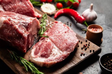 Tahta tahtada çiğ domuz eti ve baharat.