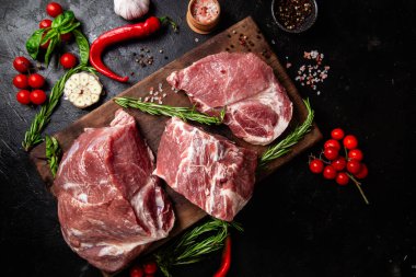 Tahta tahtada çiğ domuz eti ve baharat.