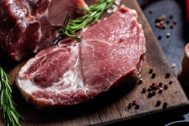 Tahta tahtada çiğ domuz eti ve baharat.