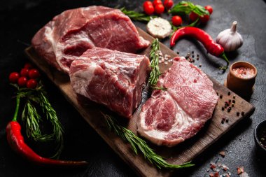 Tahta tahtada çiğ domuz eti ve baharat.