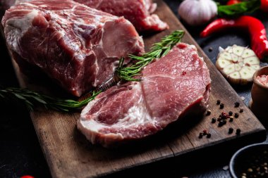 Tahta tahtada çiğ domuz eti ve baharat.