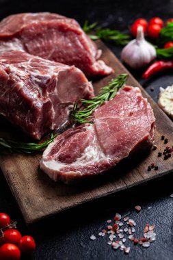 Tahta tahtada çiğ domuz eti ve baharat.