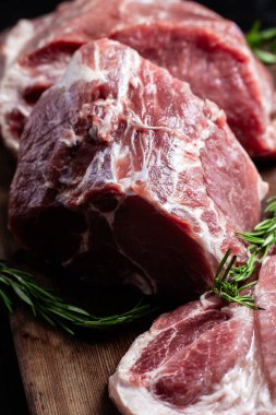 Tahta tahtada çiğ domuz eti ve baharat.