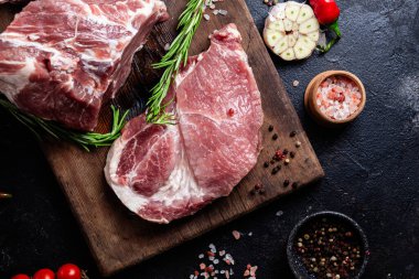 Tahta tahtada çiğ domuz eti ve baharat.