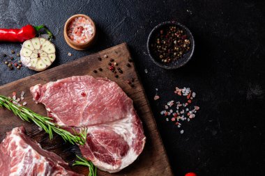 Tahta tahtada çiğ domuz eti ve baharat.