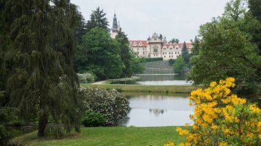 Parkta Güzel bahar manzara Pruhonice
