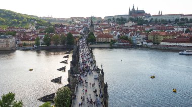 Eski Şehir Köprüsü Kulesi'nden Charles Köprüsü'nün manzara manzarası.