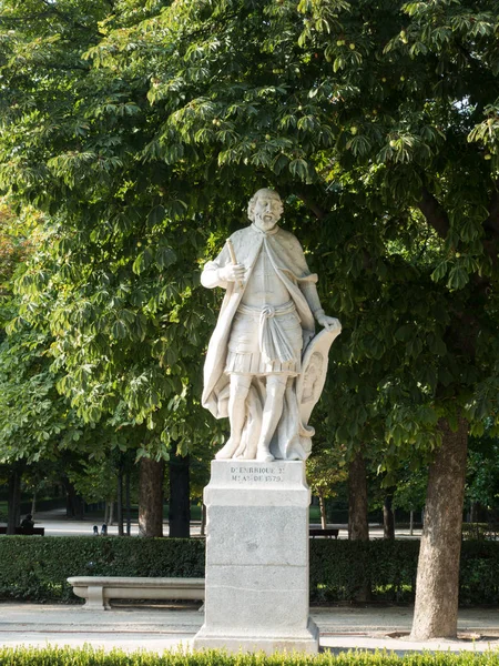 Vicolo delle sculture nel Parco di Madrid — Foto Stock