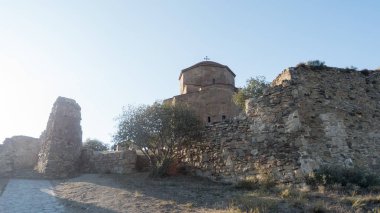 Kafkas dağlarının tepesindeki Jvari antik manastırı