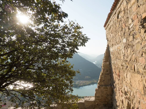 Kafkas dağlarının tepesindeki Jvari antik manastırı