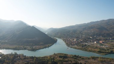 Gürcistan'ın Kafkasya dağlarında dağ manzarası