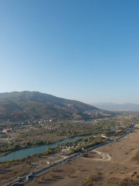 Gürcistan'ın Kafkasya dağlarında dağ manzarası