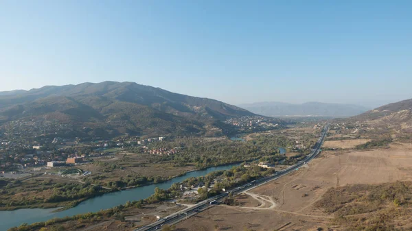 Gürcistan'ın Kafkasya dağlarında dağ manzarası