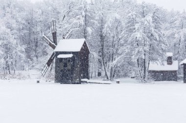 Köy Müzesi 'nde yel değirmenleri, Sibiu' da karlı bir kış günü