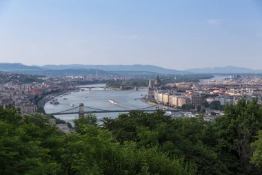 Kaleden Budapeşte şehir merkezine ve Tuna Nehri 'ne doğru bir görüntü