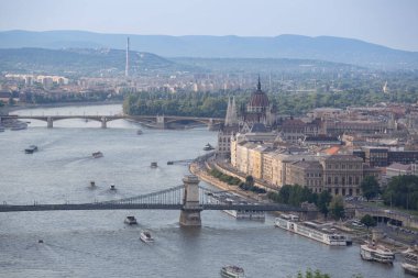 Kaleden Budapeşte şehir merkezine ve Tuna Nehri 'ne doğru bir görüntü