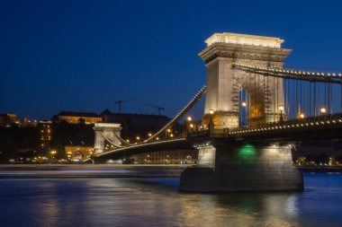 Budapeşte 'den gelen Macar simgeleri sıcak bir yaz gecesinde Tuna Nehri' nden görüldü.