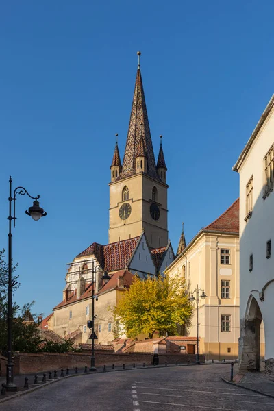 Sibiu Daki Lüteryen Katedrali Sıcak Bir Bahar Öğleden Sonrasında Günbatımından — Stok fotoğraf