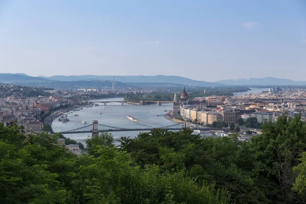 Kaleden Budapeşte şehir merkezine ve Tuna Nehri 'ne doğru bir görüntü