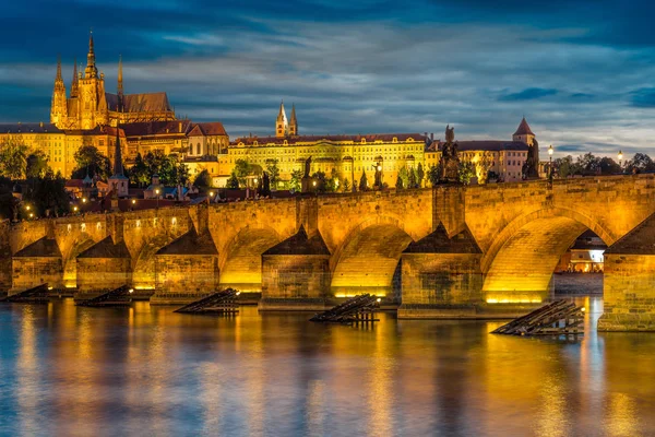 Splendida vista sul Castello di Praga e sul ponte Carlo — Foto Stock