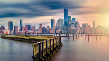 Manhattan 'ın aşağısında inanılmaz manzara, gün batımlı finans bölgesi