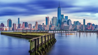 Manhattan 'ın aşağısında inanılmaz manzara, gün batımlı finans bölgesi