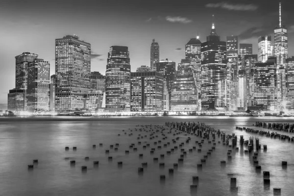 Widok na nowojorski Financial District z Bridge Park, Brooklyn. — Zdjęcie stockowe