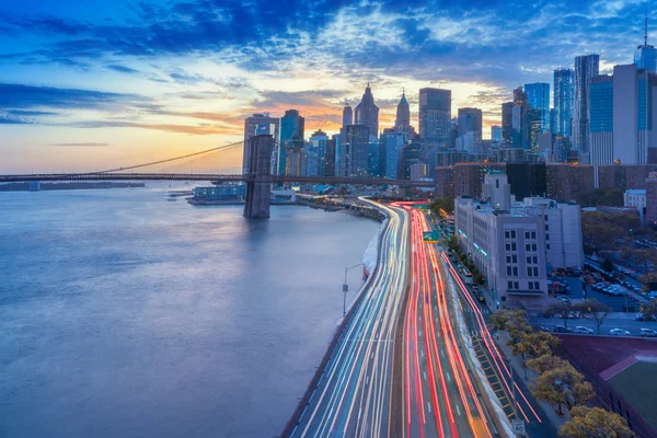 Inanılmaz gün batımı , köprüden manhattan finans bölgesi — Stok fotoğraf