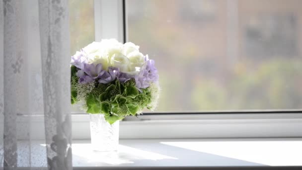 Ramo con flores blancas y violetas — Vídeo de stock