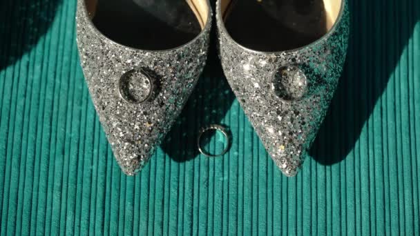 Snubní prsteny a svatební boty — Stock video