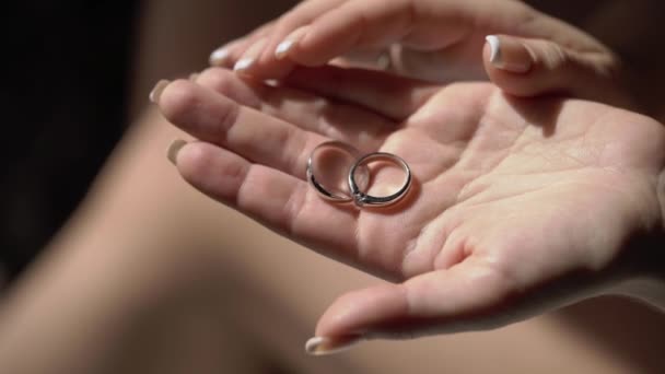 Wanita memegang dua cincin — Stok Video