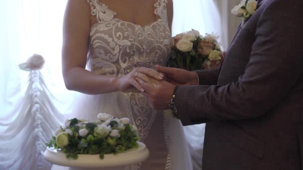 Bride and groom exchanging wedding rings — Stock Video