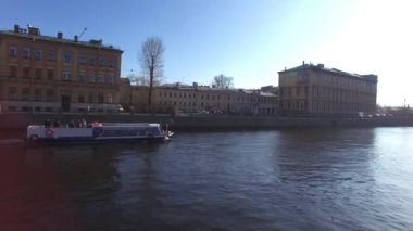 Bir şehir nehir yelken yolcu gemisi