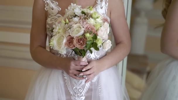 Braut hält Hochzeitsstrauß — Stockvideo
