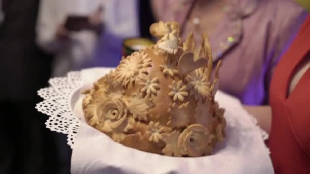 Традиционный свадебный хлеб и соль — стоковое видео
