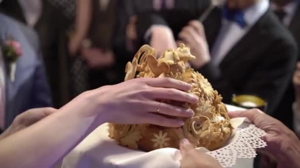 Pane da sposa tradizionale e sale — Video Stock