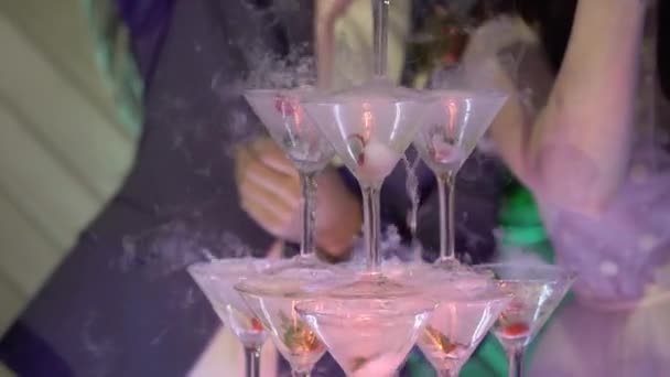 Pyramid av champagne på festen — Stockvideo