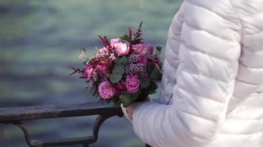 Kadın kokulu beyaz ceketli