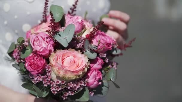 Pengantin dengan karangan bunga — Stok Video