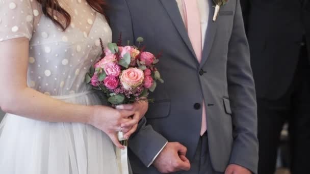 Nevěsta drží svatební kytici — Stock video