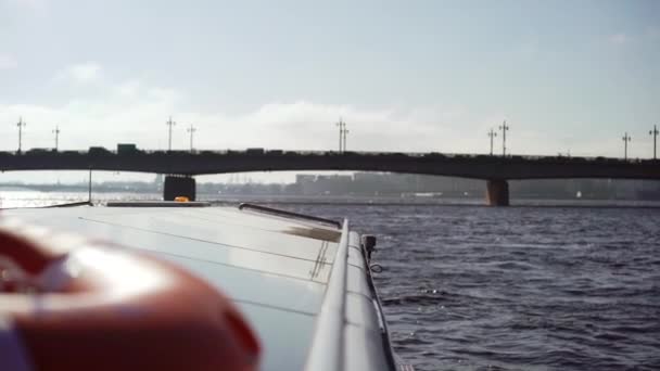 Passagiersschip zeilen in een rivier van de stad — Stockvideo