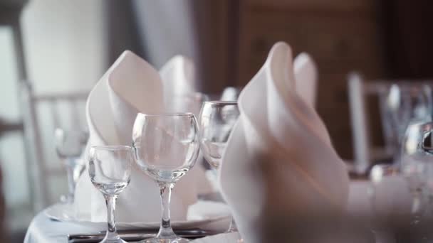 Bicchieri e tovaglioli nel ristorante a tavola — Video Stock
