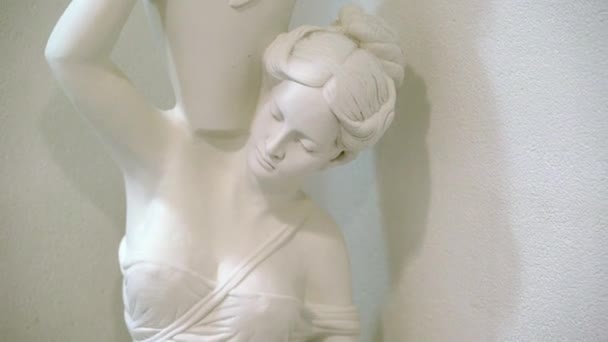 Saint-Petersburg, Federacja Rosyjska-21 marca 2018: Rzeźba nagiej kobiety — Wideo stockowe