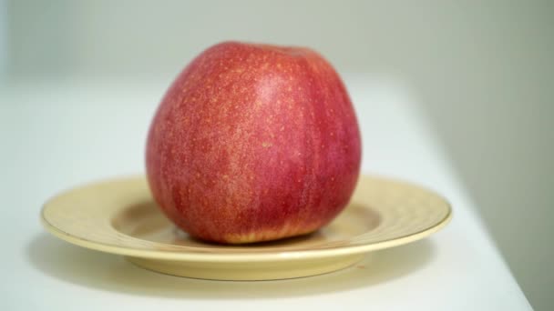 Κόκκινο μήλο στο πιάτο — Αρχείο Βίντεο
