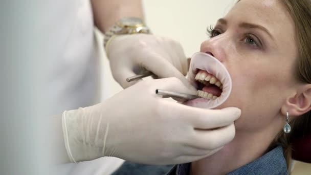 Pacientă la dentist — Videoclip de stoc