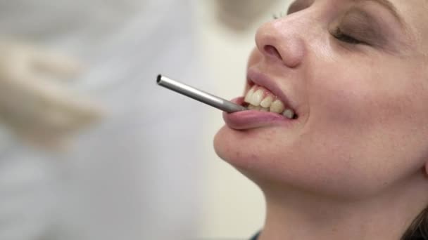 दंतचिकित्सक रुग्ण स्त्री — स्टॉक व्हिडिओ