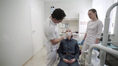 Diş hekimi hasta kadın