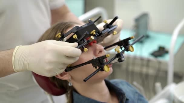Patientin beim Zahnarzt — Stockvideo